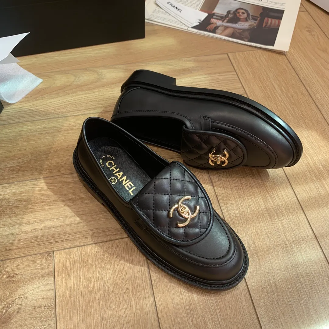👟👟Ex-factory price 480👟👟 🍀 The official website is updated simultaneously with high version, CHANEL Chanel's new top autumn shoes series for early spring____________ is a must-have hot item for the fragrance family in spring, the goddess series, with the elegant and ladylike temperament of the fragrance family, super attractive, irresistible, and heart-warming... ▪️The upper is imported cowhide/butter/patent leather, high-end and texture ➕Original molded hardware buckle ➕Electric embroidery ▪️The lining is imported lambskin, soft and comfortable ▪️Original molded version, Italian genuine leather outsole🇮🇹 ▪️Number of codes: 34-42 (34 40 41 42 is custom-made, non-refundable and non-exchangeable) Multiple colors are available, you can also place an order with the picture